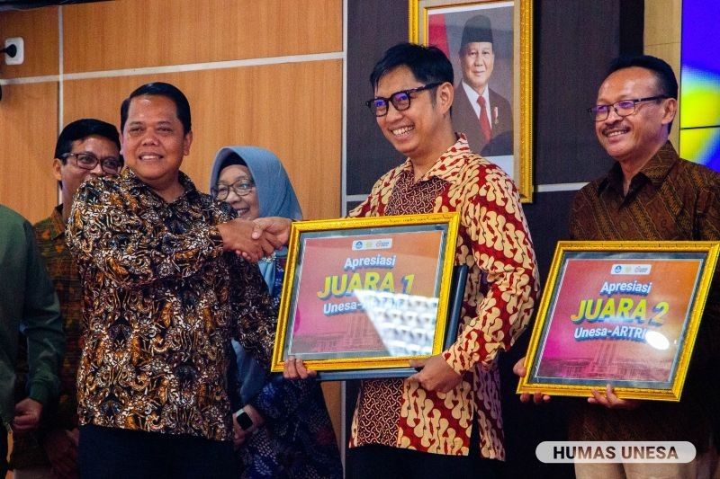 Unesa Beri Penghargaan pada Pemenang Tiga Pemeringkatan Dunia