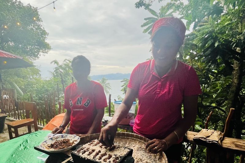 Yoti Silooy: Lestarikan Tradisi Bakar Sagu Gula Khas Ambon