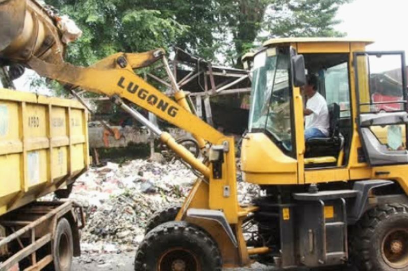 Subang Kerahkan 11 Truk dan Alat Berat Atasi Gunungan Sampah Pujasera