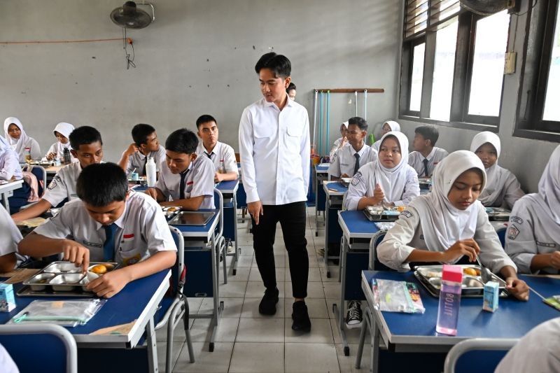 Gibran Rakabuming Raka Tinjau Langsung Program Makan Siang Gratis di Depok