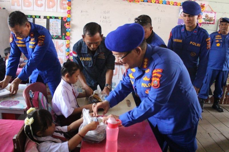 Ditpolairud Polda Sumut Bagikan Ratusan Paket Makan Bergizi Gratis untuk Siswa SDN