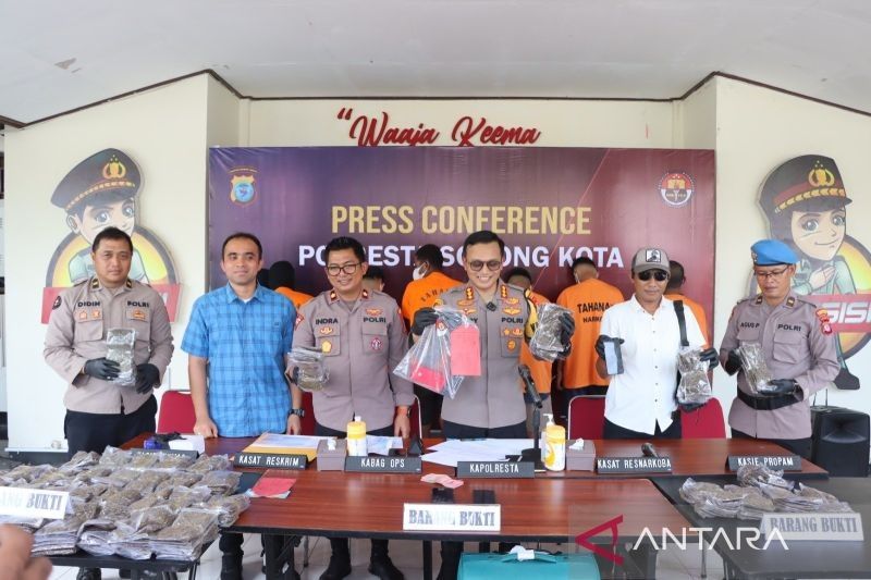 Polresta Sorong Tangkap Pengedar 5,4 Kg Ganja di Bandara DEO