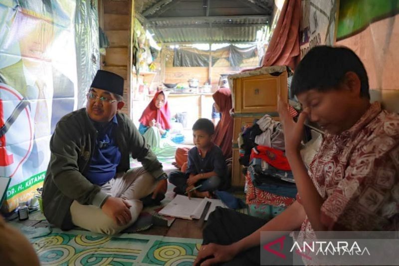 Bupati Tanjabbar Perbaiki Rumah Warga Viral, Afandi Dapat Bantuan Rp25 Juta