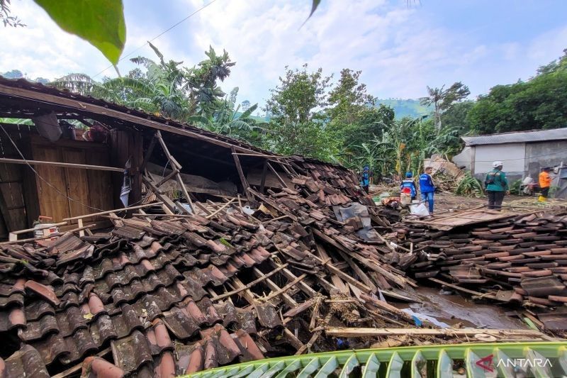 Banjir Bandang Situbondo: Ratusan Rumah Rusak, Warga Mengungsi