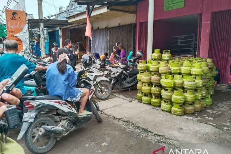 Warga Karawang Berebut Gas Melon Subsidi: Stok Kosong di Pengecer