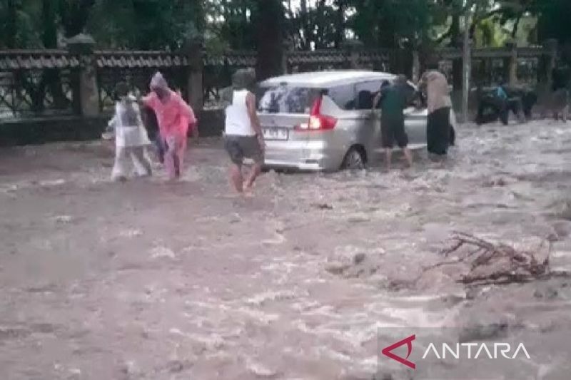 Banjir Bandang Tutup Pantura Situbondo: Material Batu dan Pasir Menerjang Jalan Raya