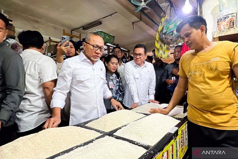 Zulhas dan Mendag Pantau Harga Pangan di Pasar Klender Jelang Ramadhan