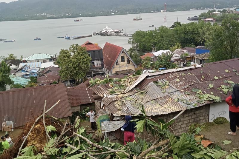 Hujan dan Angin Kencang Rusak Rumah Warga Ambon