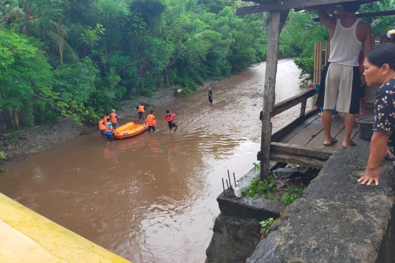 Tim SAR Evakuasi Korban Banjir Bandang di Sumbawa, NTB