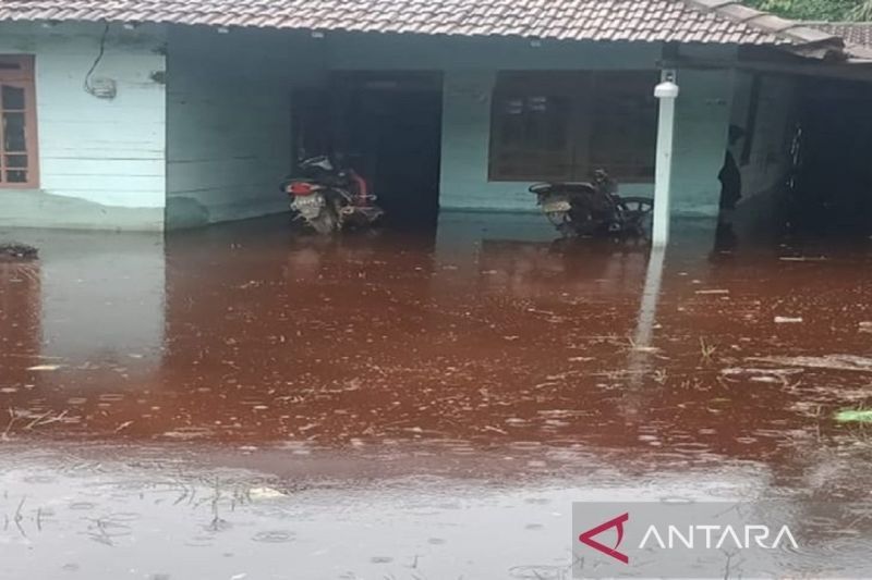 PT WKS Bantu Korban Banjir Jambi dengan Alat Berat