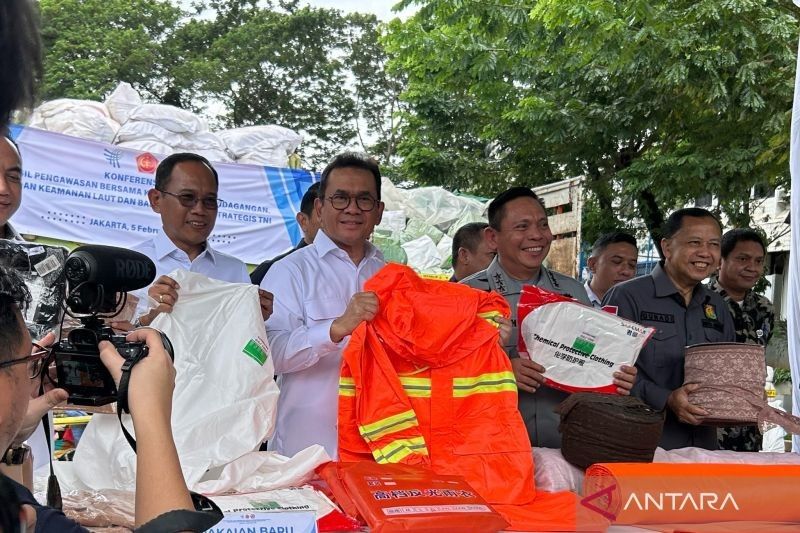 Kemendag Sita Barang Impor Ilegal Rp8,3 Miliar: Pakaian Bekas hingga Kain dari China