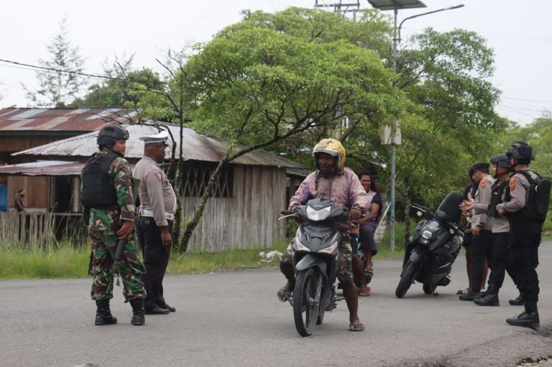 Patroli Gabungan TNI-Polri di Dekai, Papua Pegunungan Jelang Putusan MK