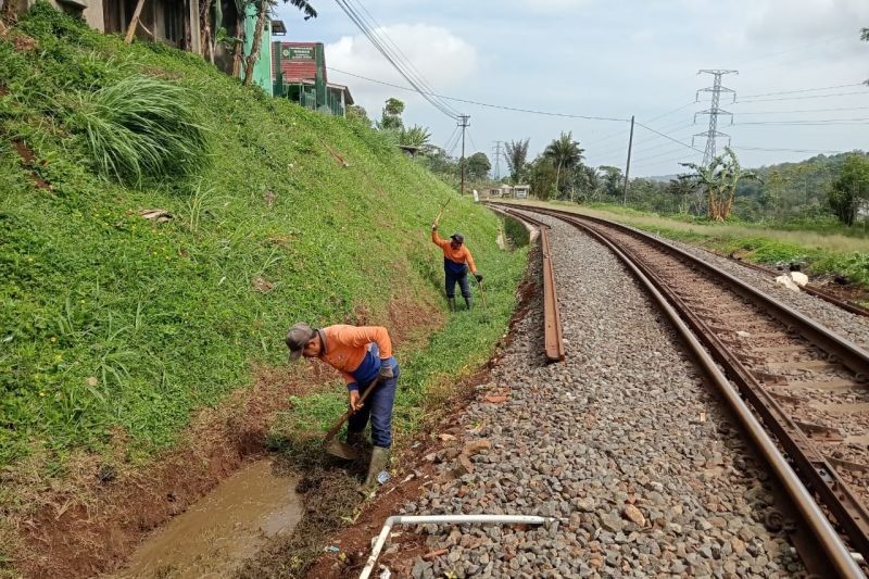 KAI Daop 2 Bandung Antisipasi Cuaca Ekstrem dengan Perawatan Geometri Rel