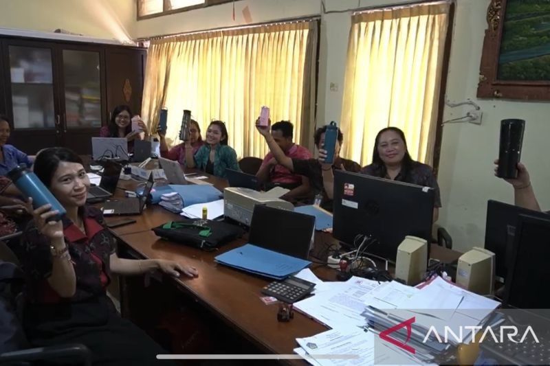 Sekda Bali Sidak Penggunaan Tumbler di Kantor OPD