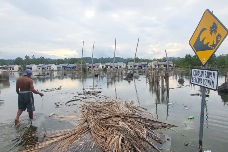 BPBD Parigi Moutong dan BWSS III Tangani Banjir Rob di Sausu