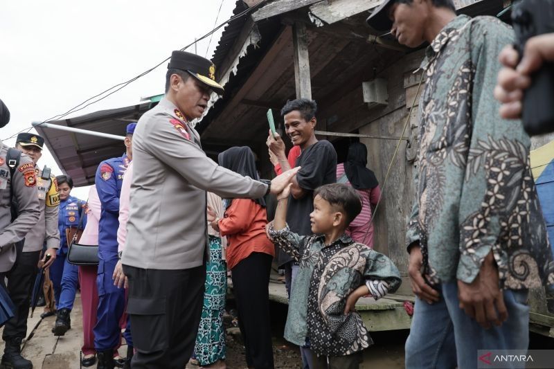 Polda Sumsel Beri Bantuan 200 Panel PLTS untuk Warga Desa Teluk Payo, Banyuasin