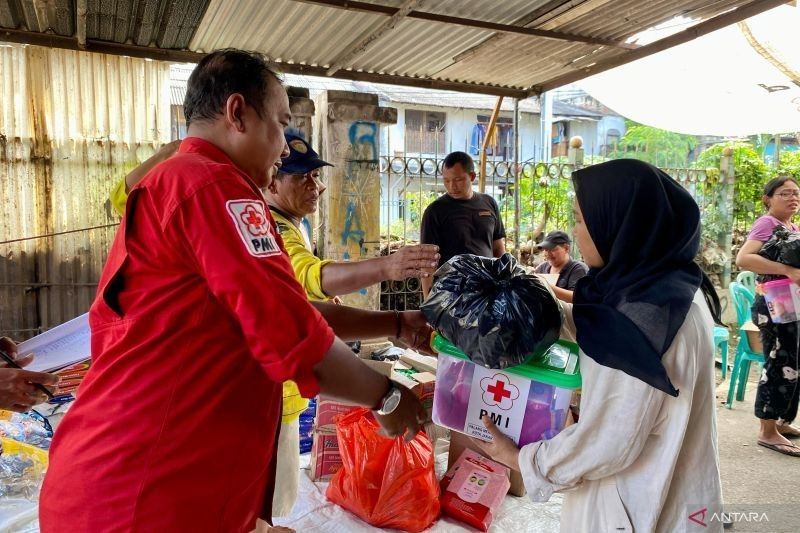 PMI Jakbar Berikan Bantuan untuk Korban Kebakaran Kebon Jeruk