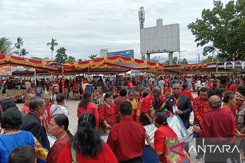 Tradisi Gelar Tikar Meriahkan HUT ke-170 Pekabaran Injil di Mimika, Papua