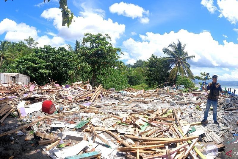 Ratusan Bangunan Liar di Pasar Monyet Palabuhanratu Ditertibkan