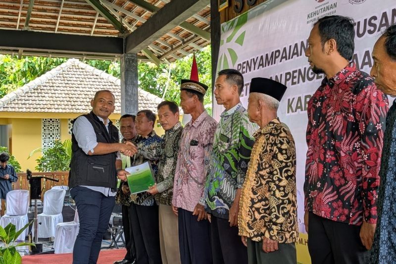 Jatim Serahkan 24 SK Pengelolaan Perhutanan Sosial di Ngawi