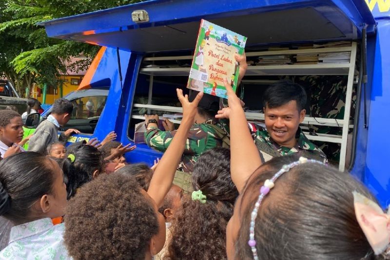 Satgas Yonif 144/JY: Perpustakaan Keliling di Perbatasan RI-PNG