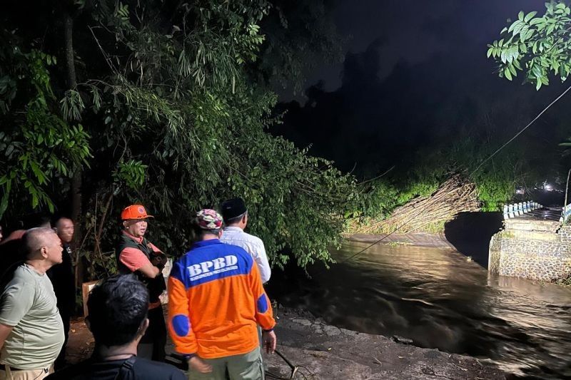 Jembatan Putus, Ratusan Warga Probolinggo Terisolasi Akibat Banjir