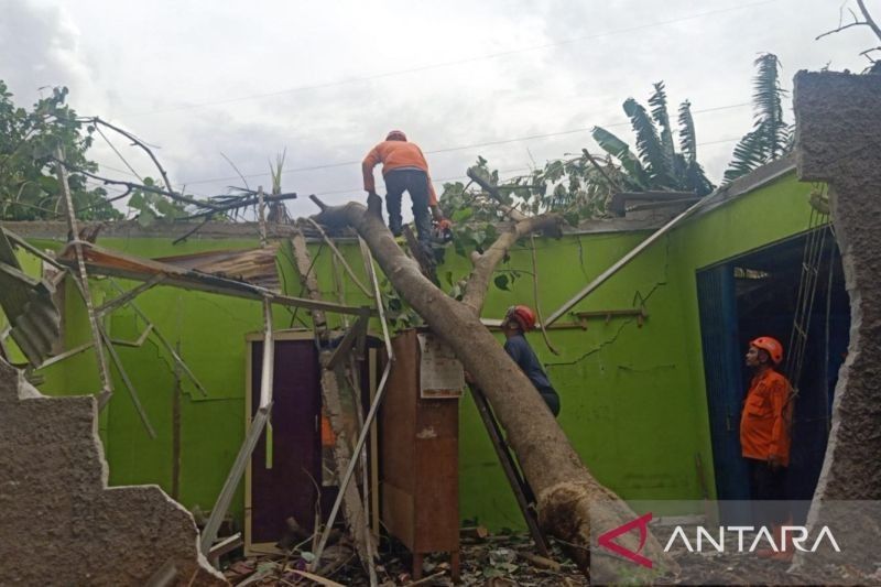 Angin Kencang Rusak Rumah Warga di Kabupaten Bekasi