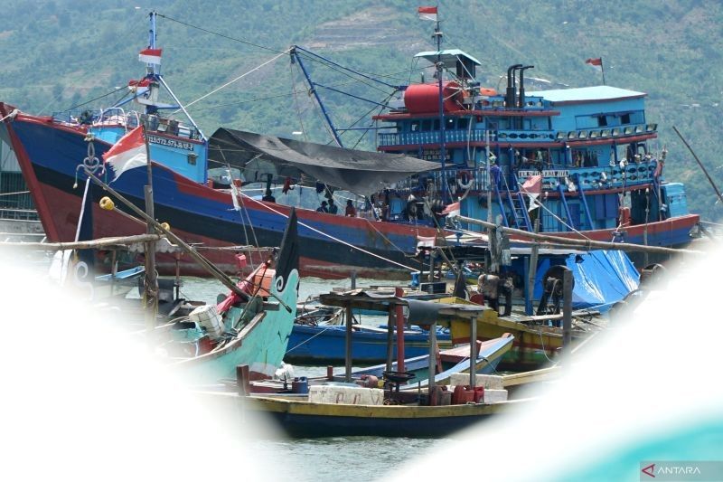 Cuaca Buruk, Ratusan Kapal Besar Mengungsi di Teluk Popoh