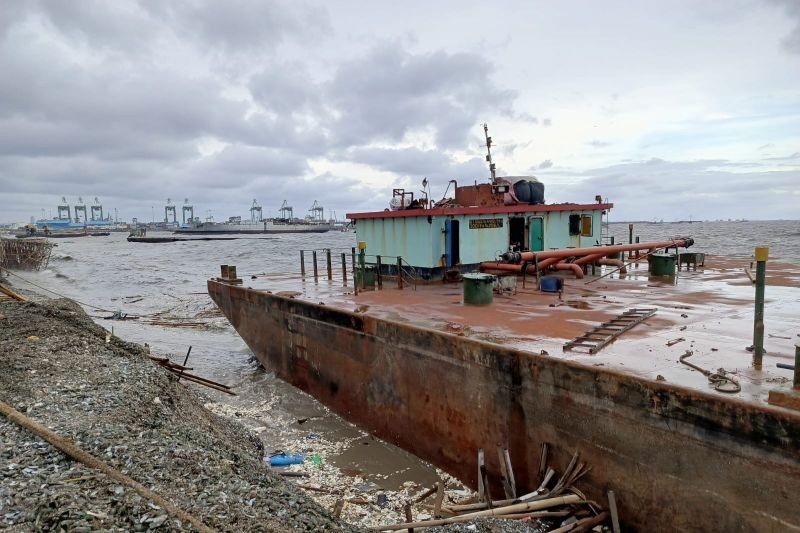 Kapal Tongkang Camar Jawa Terdampar di Cilincing Akibat Angin Kencang