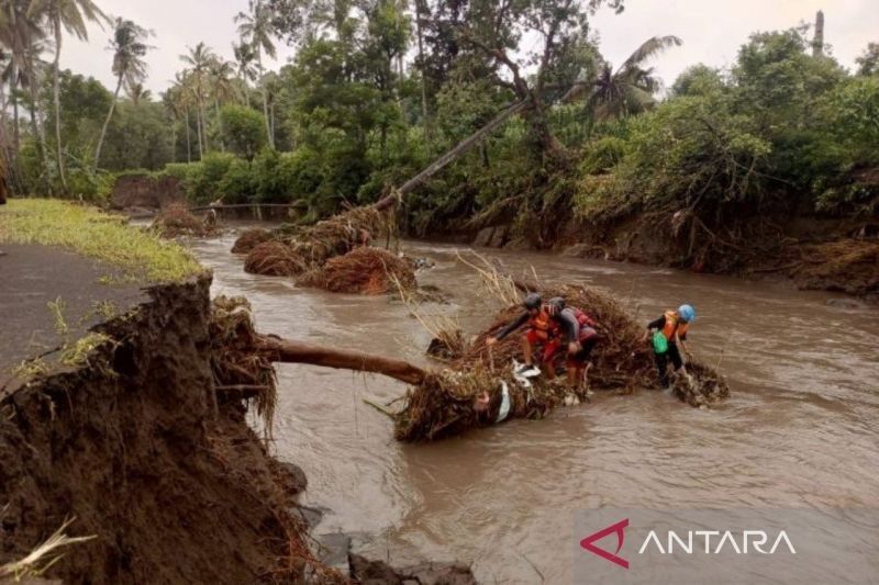 Pencarian Korban Banjir Bima Dihentikan Sementara Akibat Cuaca Buruk