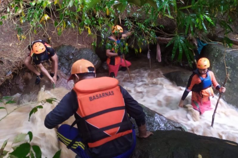 SAR Gabungan Cari Anak 8 Tahun Hanyut di Sungai Flores Timur