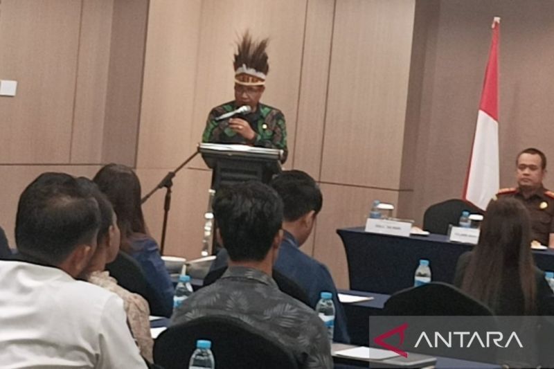 ASN Biak Numfor Lestarikan Budaya Papua dengan Noken dan Mahkota Adat