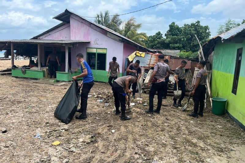 Polisi Bantu Bersihkan Rumah Korban Banjir Rob di NTT