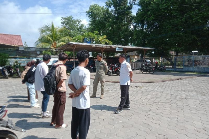 Satpol PP Lombok Timur Tertibkan Pelajar Bolos di Pantai Labuhan Haji