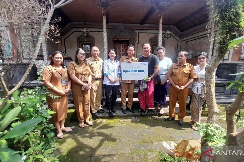 Disnaker Gianyar Beri Santunan Kematian Maestro Drama Gong