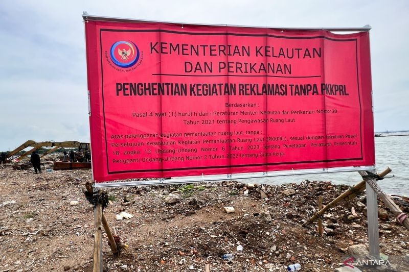 KKP Paksa PT TRPN Bongkar Pagar Laut Ilegal di Bekasi