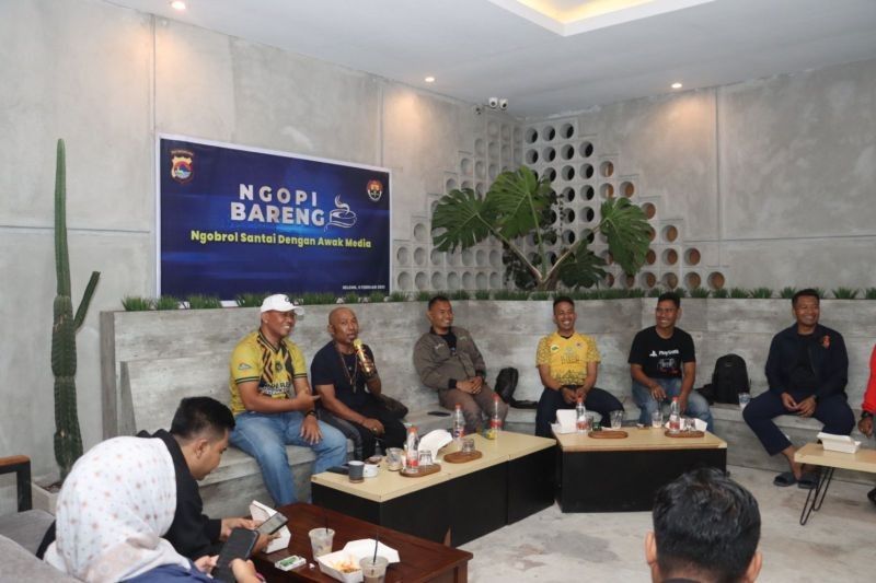 Kapolres Lombok Timur Ajak Wartawan Jaga Kamtibmas Lewat Ngopi Bareng