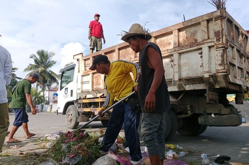 ASN Lombok Tengah Bersihkan Sampah di Taman Tastura, Jaga Kebersihan Destinasi Wisata