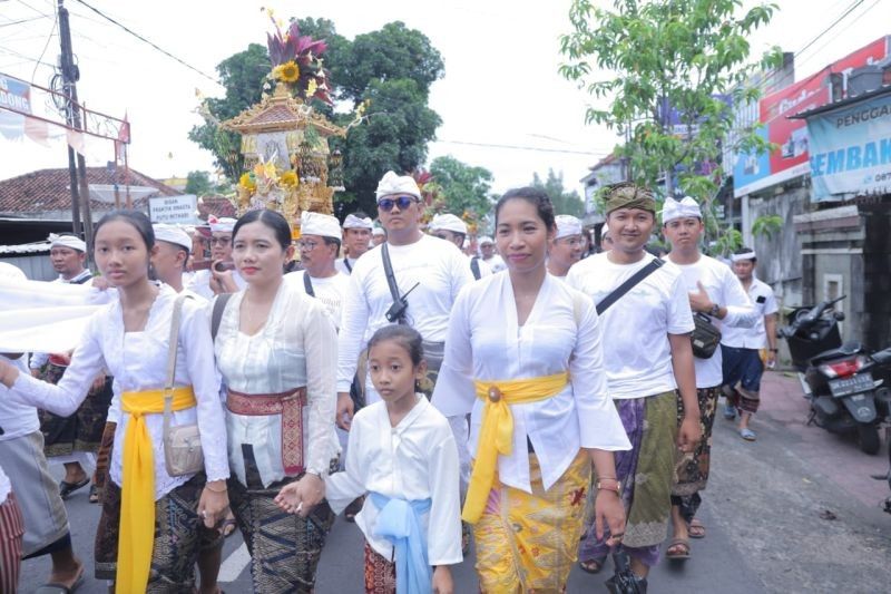 STAHN Mpu Kuturan Singaraja: Melasti Ritual diiringi Kesenian Tradisional Bali