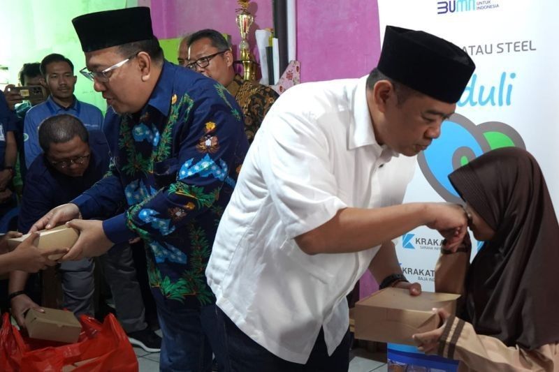 Krakatau Steel Salurkan Bantuan Makanan Bergizi untuk Siswa Cilegon