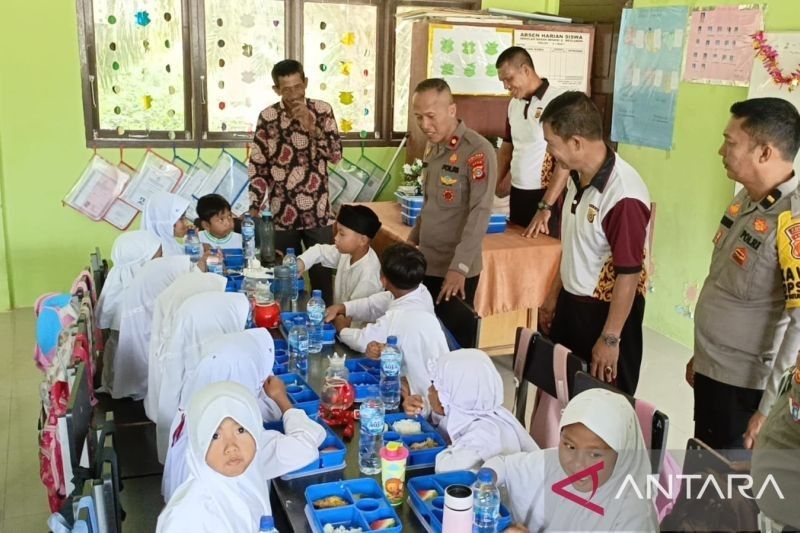 Polres Aceh Barat Beri Makan Bergizi Gratis untuk Ratusan Murid SD