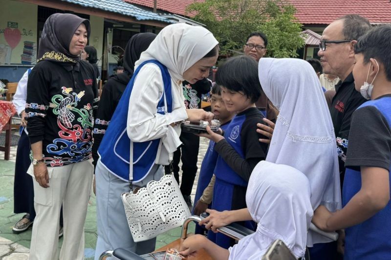 Iwapi Kalteng Bagikan Makan Bergizi di SLBN 1 Palangka Raya