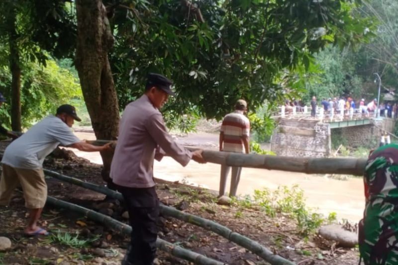 TNI-Polri dan Warga Bersihkan Pasca Banjir Probolinggo