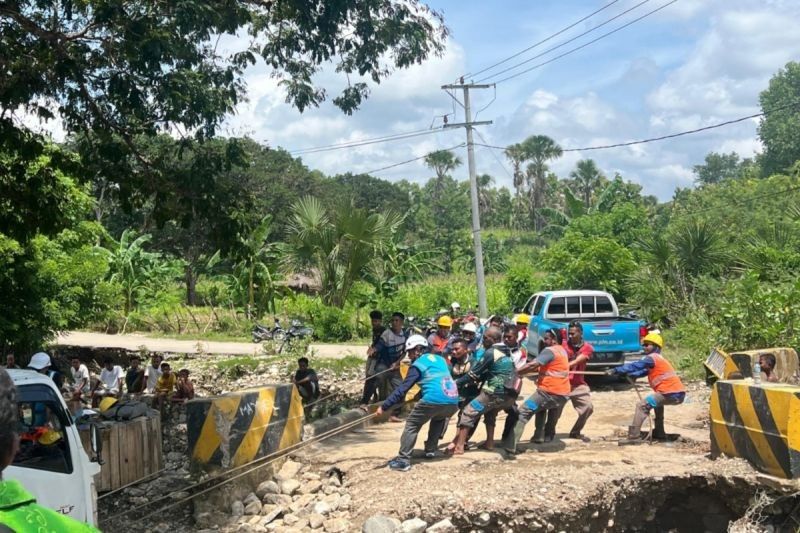 PLN NTT Pulihkan Listrik Amfoang Pasca Banjir Bandang