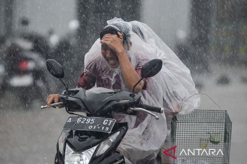 Peringatan Dini BMKG: Hujan Lebat di Banten, Waspada Gelombang Tinggi!