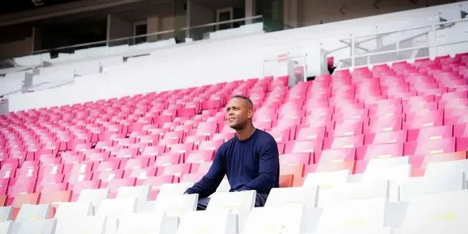 Momen Patrick Kluivert saat Memantau Laga Persita Vs Persik di Tangerang, Duduk Bersebelahan dengan Gading Marten