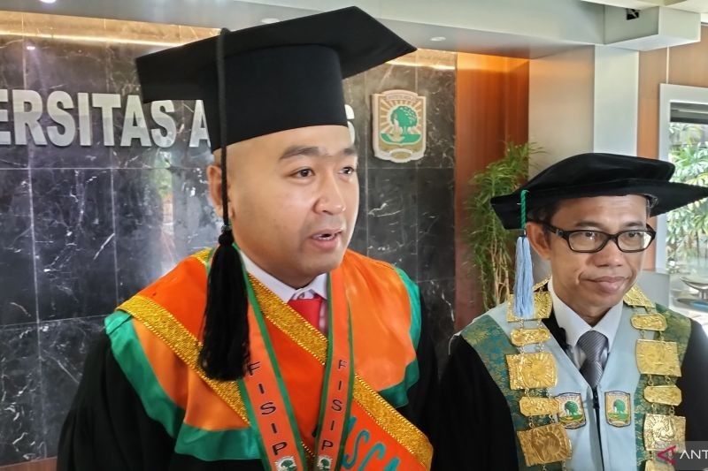 Wagub Sumbar Audy Joinaldy Raih Gelar Magister, Dorong Pemuda Minang Tak Berhenti Belajar