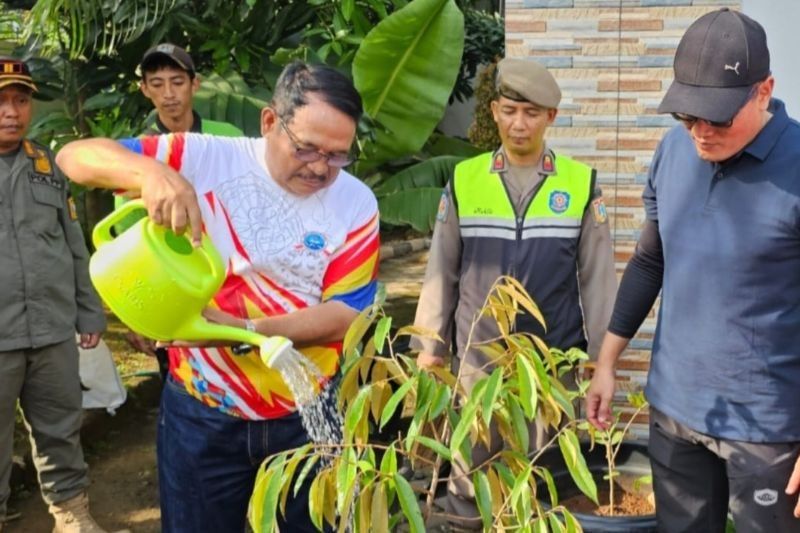 Forum Purna Pejabat DKI Tanam Pohon dan Lepas Benih Ikan di Ponpes Banten