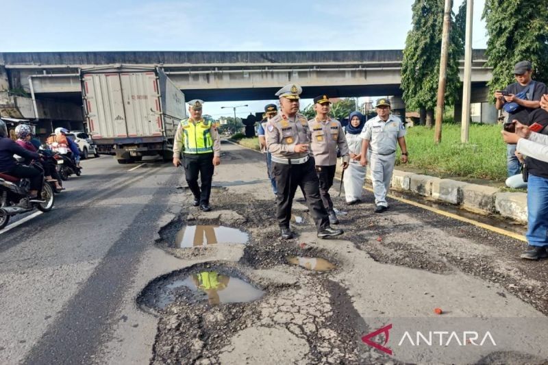 Pemkab Batang Desak Perbaikan Jalan Pantura Rusak Parah