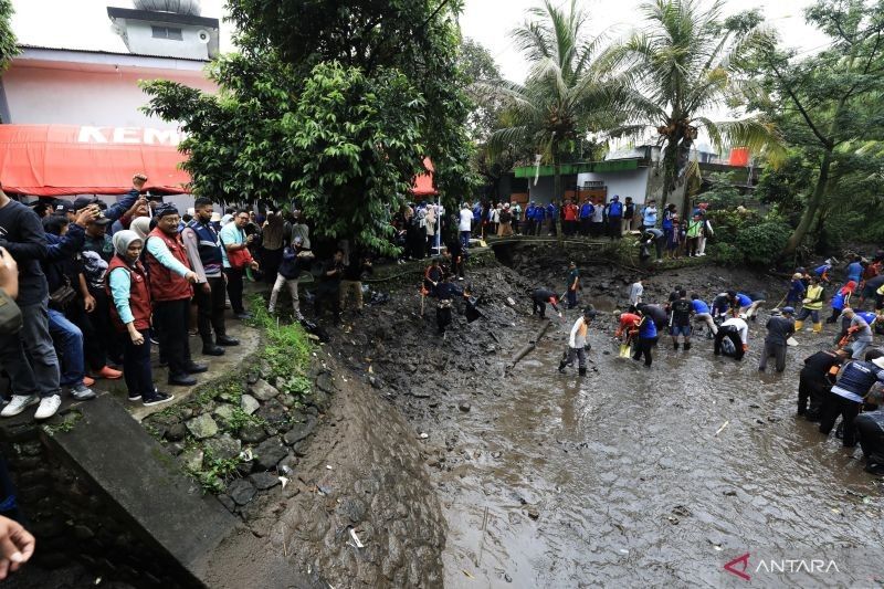 Mensos Gus Ipul Pimpin Kerja Bakti Bersihkan Sungai Cikole, Bogor